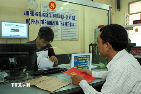 Người dân đến làm thủ tục tại Văn phòng đăng ký đất đai huyện Mỹ Đức, Hà Nội. (Ảnh: Tuấn Anh/TTXVN)