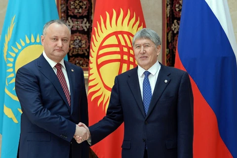 Tổng thống Moldova Igor Dodon (trái) và Tổng thống Kyrgyzstan Almazbek Atambayev. (Nguồn: akipress.com) 