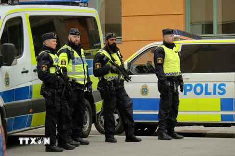 Cảnh sát Thụy Điển gác bên ngoài Tòa án quận Stockholm, nơi nghi phạm Rakhmat Akilov bị thẩm vấn ngày 11/4. (Nguồn: THX/TTXVN)