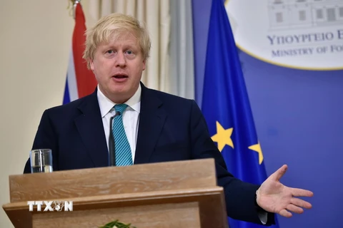 Ngoại trưởng Anh Boris Johnson tại cuộc họp báo ở Athens, Hy Lạp ngày 6/4. AFP/TTXVN