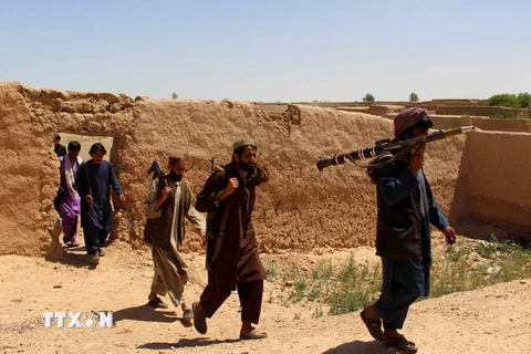 Lực lượng an ninh Afghanistan trong chiến dịch truy quét phiến quân Taliban tại tỉnh Helmand ngày 8/4. (Nguồn: EPA/TTXVN)