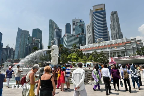 Khách du lịch tham quan Singapore. Nguồn: AFP/TTXVN)