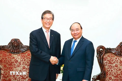 Thủ tướng Nguyễn Xuân Phúc tiếp ông Lee Dong Geol, Chủ tịch, Tổng giám đốc Ngân hàng phát triển Hàn Quốc (KDB). (Ảnh: Thống Nhất/TTXVN)