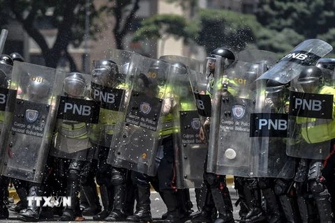 Cảnh sát Venezuela trong cuộc xung đột với người biểu tình ở Caracas ngày 4/4. (Nguồn: AFP/TTXVN)