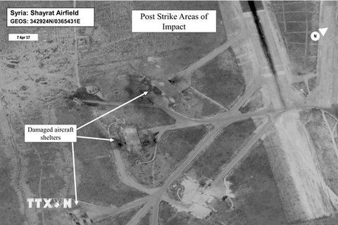 Sân bay Shayrat bị tàn phá sau vụ tấn công tên lửa hành trình Tomahawk từ các tàu khu trục của Mỹ ngày 7/4. (Nguồn: EPA/TTXVN)