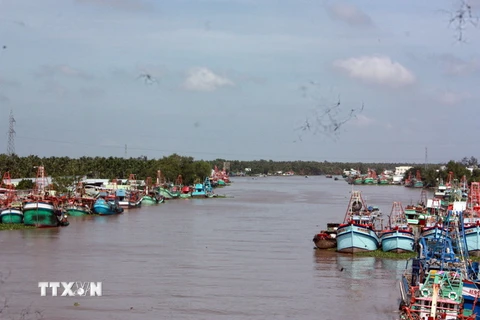 Tàu cá neo đâu trên sông Cái Bé-Cái Lớn, Kiên Giang. (Ảnh: Lê Sen/TTXVN)