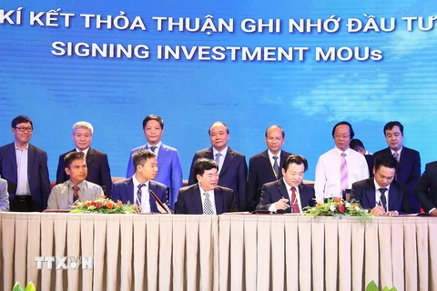 Thủ tướng Nguyễn Xuân Phúc chứng kiến Lễ ký ghi nhớ thỏa thuận đầu tư tại hội nghị. (Ảnh: Thống Nhất/TTXVN)