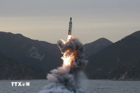 Vụ thử tên lửa đạn đạo chiến lược từ tàu ngầm được tiến hành tại một địa điểm bí mật ở Triều Tiên. (Nguồn: EPA/TTXVN)