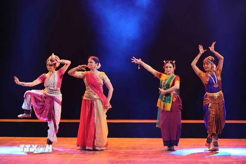 Các nghệ sỹ múa Ấn Độ trong một tiết mục biểu diễn. (Ảnh: Minh Đức/TTXVN)