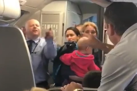 American Airlines cư xử thô bạo với hành khách nữ có con nhỏ