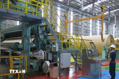 Dây chuyền sản xuất giấy tại nhà máy giấy thứ 2 của Vina Kraft ở Bình Dương. (Ảnh: Hải Âu/TTXVN)