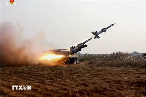 Cuộc tập trận bắn đạn thật chống máy bay của quân đội Triều Tiên tại một địa điểm bí mật ở khu vực phía tây biên giới liên Triều. (Nguồn: EPA/TTXVN)