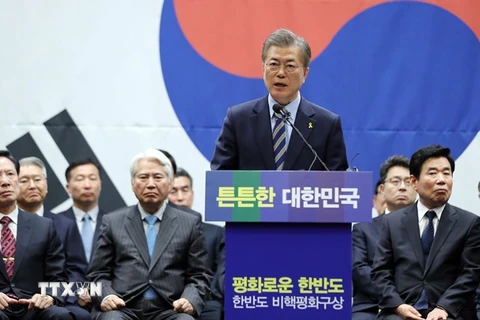  Ứng cử viên Moon Jae-In (giữa) phát biểu trong cuộc họp báo ở Seoul ngày 23/4. (Nguồn: EPA/TTXVN)