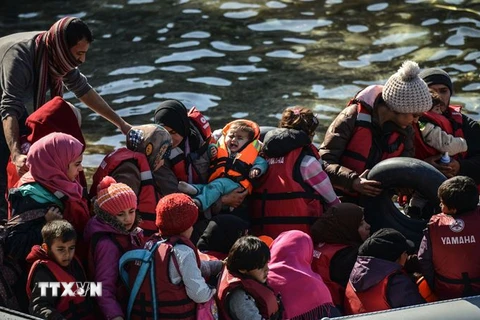 Người di cư Syria trong đó có nhiều trẻ em và phụ nữ trên chuyến hành trình vượt Biển Aegean đầy hiểm nguy để tới đảo Lesbos, Hy Lạp ngày 28/2. (Nguồn: AFP/TTXVN)