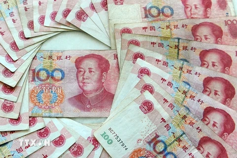 Đồng tiền mệnh giá 100 nhân dân tệ của Trung Quốc. (Nguồn: AFP/TTXVN)