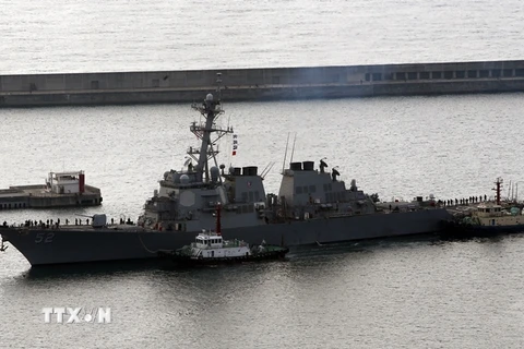 Tàu khu trục USS Wayne E. Meyer lớp Arleigh Burke của Mỹ cập cảng Busan, Hàn Quốc để tham gia cuộc tập trận hải quân Mỹ- Hàn Quốc ở vùng biển phía tây Hàn Quốc ngày 25/4. (Nguồn: YONHAP/TTXVN)