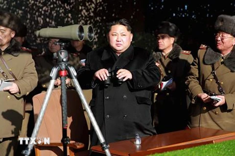 Nhà lãnh đạo Triều Tiên Kim Jong-un (giữa) thị sát cuộc tập trận của đơn vị pháo binh Quân đội Nhân dân Triều Tiên tại một địa điểm bí mật trên lãnh thổ nước này. (Nguồn: REUTERS/TTXVN)