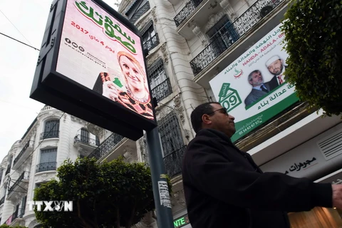 Biển quảng cáo về cuộc bầu cử Quốc hội trên một tuyến phố ở thủ đô Algiers ngày 6/4. (Nguồn: AFP/TTXVN)