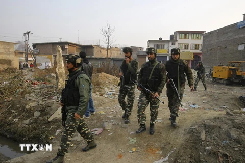 Binh sỹ Ấn Độ tuần tra tại huyện Pulwama thuộc khu vực Kashmir. (Nguồn: AFP/TTXVN)