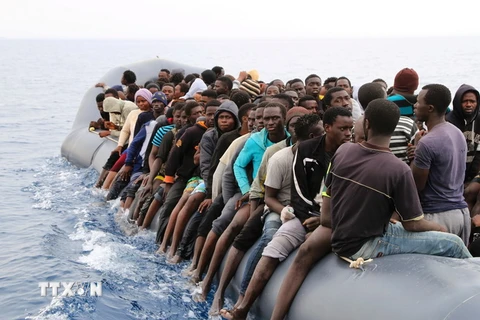 Người di cư chờ được cứu ở ngoài khơi bờ biển thuộc thị trấn Zawiyah (Libya) ngày 20/3. (Nguồn: AFP/TTXVN)