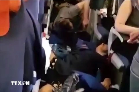Người bị thương nằm trên sàn máy bay Aeroflot từ Moskva đến Bangkok sau khi máy bay đi vào vùng nhiễu động. (Nguồn: The Sun/TTXVN)