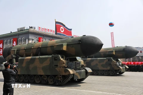 Các tên lửa của Triều Tiên được giới thiệu trong lễ duyệt binh kỷ niệm 105 năm ngày sinh cố Chủ tịch Kim Nhật Thành ở thủ đô Bình Nhưỡng ngày 15/4. (Nguồn: EPA/TTXVN)