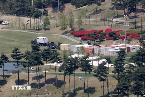 Các trang thiết bị cần thiết cho việc lắp đặt THAAD được vận chuyển tới Seongju, đông nam Hàn Quốc ngày 27/4. (Nguồn: Yonhap/TTXVN)