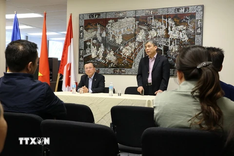 Đại sứ Nguyễn Đức Hòa (đứng) và Tổng lãnh sự Phạm Mạnh Hải chia sẻ tình hình trong nước với bà con kiều bào tại Vancouver. (Ảnh: Thúy Hà/TTXVN) 