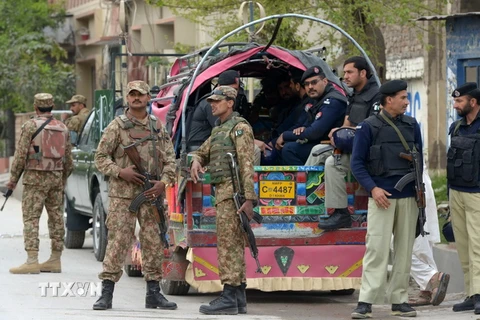 Binh sỹ Pakistan tăng cường tuần tra tại các khu dân cư ở Peshawar ngày 15/4. (Nguồn: AFP/TTXVN)