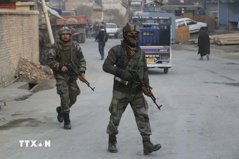 Binh sỹ Ấn Độ tuần tra tại huyện Pulwama thuộc khu vực Kashmir. (Nguồn: THX/TTXVN)