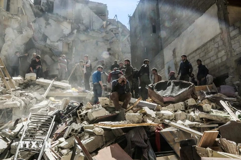 Cảnh đổ nát sau các cuộc không kích tại Ghouta ngoại ô phía Đông thủ đô Damascus ngày 4/4. (Nguồn: AFP/TTXVN)