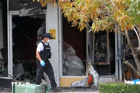 Cảnh sát Thái Lan điều tra tại hiện trường một vụ đánh bom ở khu vực Pattani, miền nam Thái Lan ngày 3/11. (Nguồn: EPA/TTXVN)