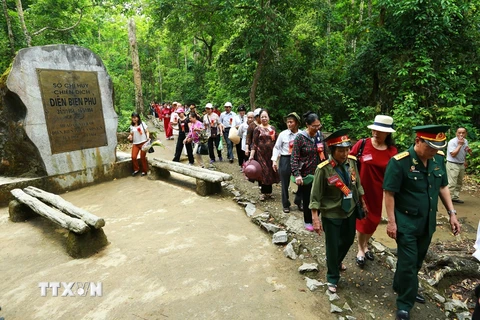 Đông đảo du khách đến tham quan khu di tích Mường Phăng, nơi đặt Sở chỉ huy Chiến dịch Điện Biên Phủ năm xưa. (Ảnh: Tuấn Anh/TTXVN)