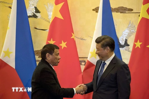Chủ tịch Trung Quốc Tập Cận Bình (phải) và Tổng thống Philippines Rodrigo Duterte. (Nguồn: THX/TTXVN)