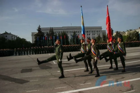Lực lượng Dân quân Nhân dân LPR trong buổi tập dượt cho cuộc diễu hành Chiến thắng diễn ra tại quảng trường Teatralnaya ở Lugansk vào ngày 9/5. (Nguồn: dninews.com)