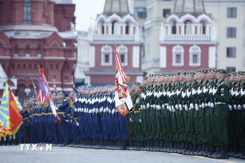 Các quân nhân Nga tại lễ diễu binh diễu hành kỷ niệm 72 năm Ngày Chiến thắng vĩ đại ở Moskva ngày 9/5. (Nguồn: EPA/TTXVN)