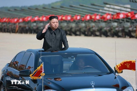  Nhà lãnh đạo Triều Tiên Kim Jong-un kiểm tra một cuộc tập trận bắn đạn thật nhân dịp kỷ niệm 85 năm ngày thành lập Quân đội Nhân dân Triều Tiên. (Nguồn: Yonhap/TTXVN)
