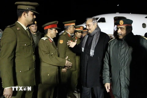 Tướng Khalifa Haftar (thứ 2, phải) tại sân bay Al-Kharouba, phía nam thị trấn Al-Marj, cách thành phố Benghazi khoảng 80 km. (Nguồn: AFP/TTXVN)