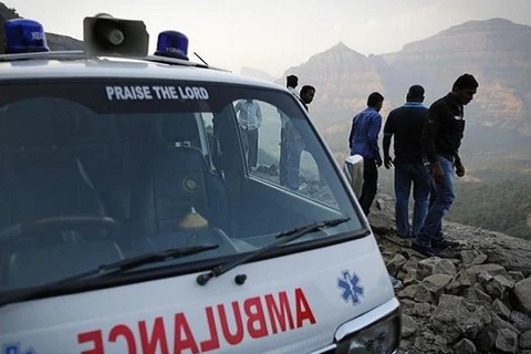 Lực lượng cứu hộ Ấn Độ tại hiện trường một vụ tai nạn giao thông ở bang Uttar Pradesh. Ảnh minh họa. (Nguồn: dnaindia.com)