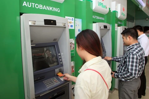 Khách hàng giao dịch tại một điểm ATM tại Hà Nội. (Ảnh :Trần Việt/TTXVN)