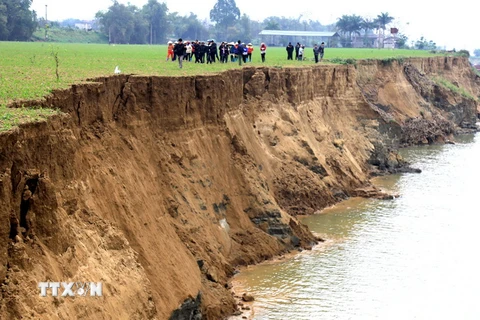 Hoạt động khai thác cát rầm rộ của Công ty Cổ phần Phát triển Đầu tư Thái Sơn đã làm sạt lở đất canh tác của người dân xã Tử Đà. (Ảnh: TTXVN)
