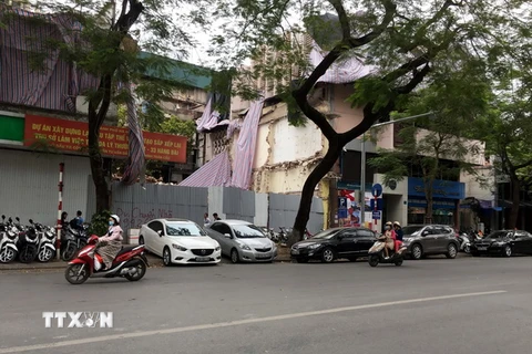 Thiếu chỗ đỗ xe, ôtô, xe máy phải đỗ trên vỉa hè. (Ảnh: Nguyễn Văn Cảnh/TTXVN)