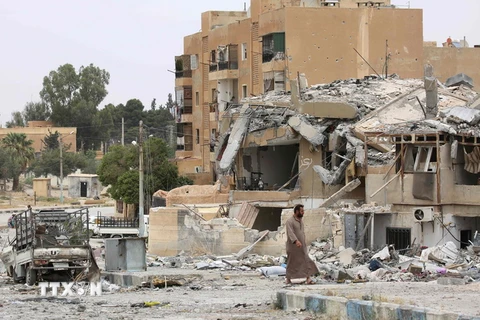 Cảnh đổ nát sau các cuộc giao tranh tại thị trấn Tabqa, cách thành phố Raqa 55km về phía tây ngày 18/5. (Nguồn: AFP/TTXVN)