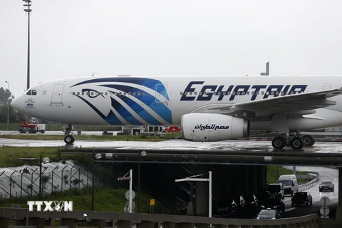Chiếc máy bay Airbus A330 của hãng hàng không EgyptAir đáp xuống sân bay Roissy (Pháp), chỉ vài giờ sau khi chuyến bay MS804 biến mất khỏi màn hình radar ngày 19/5/2016. (Nguồn: AFP/TTXVN)