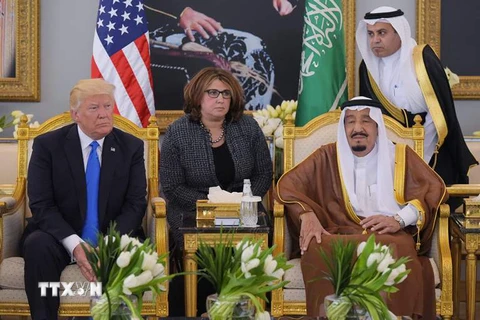  Quốc vương Saudi Arabia Salman (phải) tiếp Tổng thống Mỹ Donald Trump (trái) tại Riyadh ngày 20/5. (Nguồn: AFP/TTXVN)