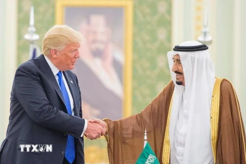 Tổng thống Mỹ Donald Trump (trái) và Quốc vương Saudi Arabia Salman Bin Abdul Aziz (phải) tại Ryiadh. (Nguồn: EPA/TTXVN)