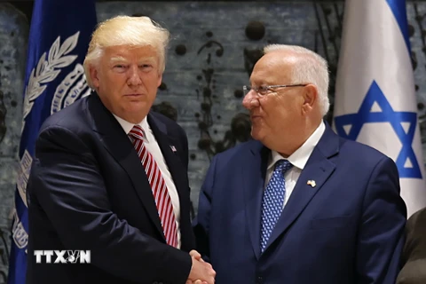 Tổng thống Mỹ Donald Trump (trái) và Tổng thống Israel Reuven Rivlin (phải) tại cuộc gặp ở Jerusalem ngày 22/5. (Nguồn: AFP/TTXVN)