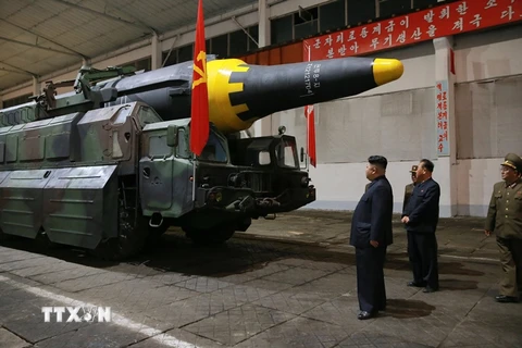 Nhà lãnh đạo Triều Tiên Kim Jong-un (phía trước) kiểm tra loại tên lửa đạn đạo đất đối đất tầm trung Hwasong-12 ngày 15/4. (Nguồn: EPA/TTXVN)