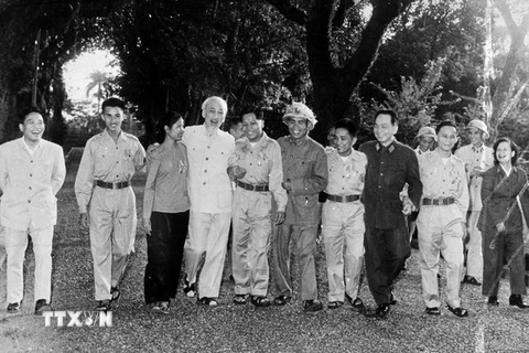  Bác Hồ với các anh hùng và chiến sỹ thi đua miền Nam tháng 11/1965. (Ảnh: Tư liệu TTXVN)
