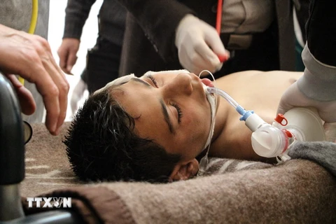 Điều trị cho một trẻ em Syria bị ảnh hưởng bởi cuộc tấn công bị tình nghi sử dụng vũ khí hóa học tại bệnh viện ở Idlib, ngày 4/4. (Nguồn: AFP/TTXVN)